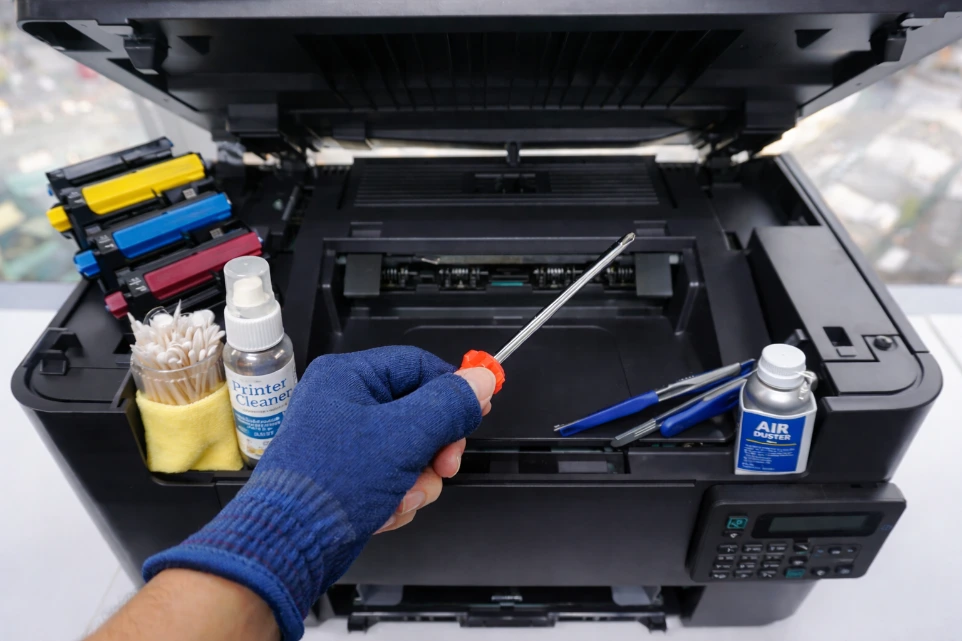 Impresora abierta mostrando cartuchos de tinta durante mantenimiento técnico
